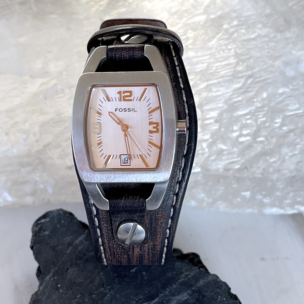 Fossil Watch with Date Leather band. Needs new battery. Otherwise Ex. condition